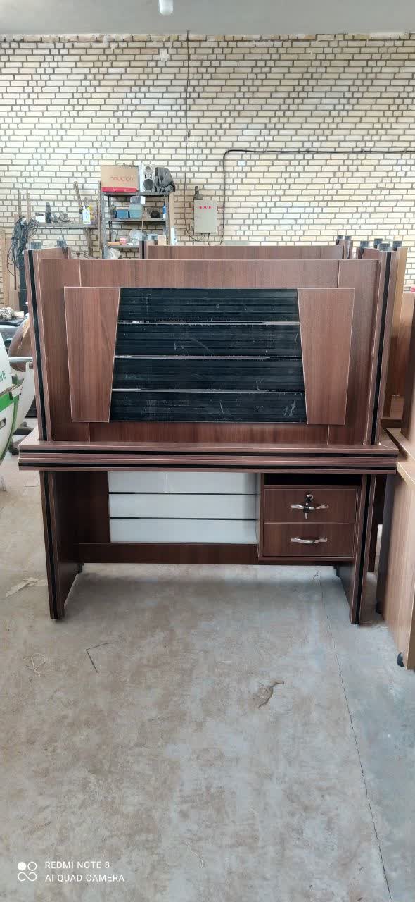 میز کارمندی پرادو